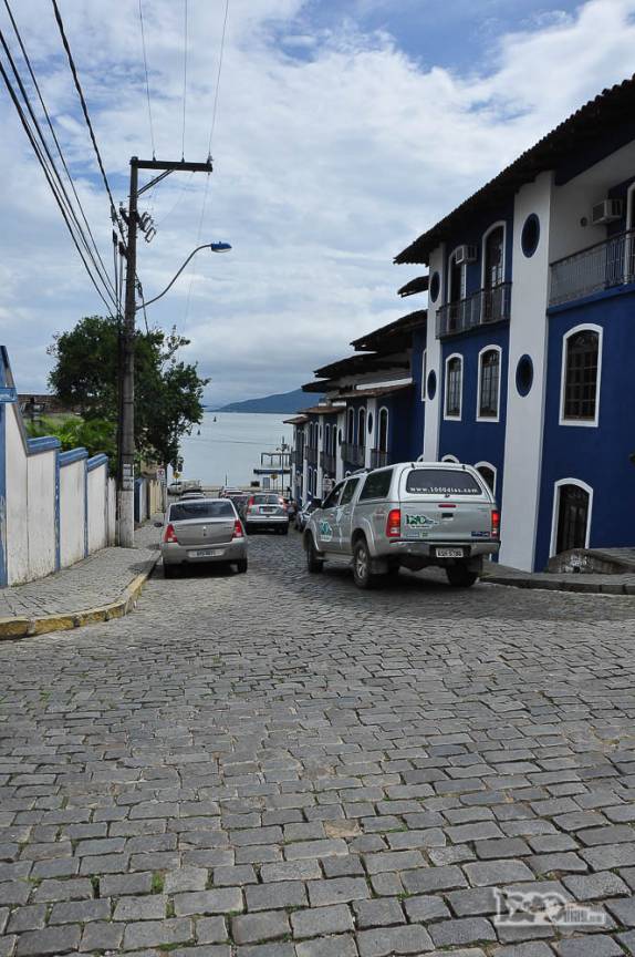 Dirigindo peles ruas históricas São Francisco do Sul, litoral norte de Santa Catarina, às margens da baía da Babitonga